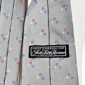 Saks Fifth Avenue Gray Pink Blue Burgundy Pattern 100% Silk Tie Italy 57x 3 EUC